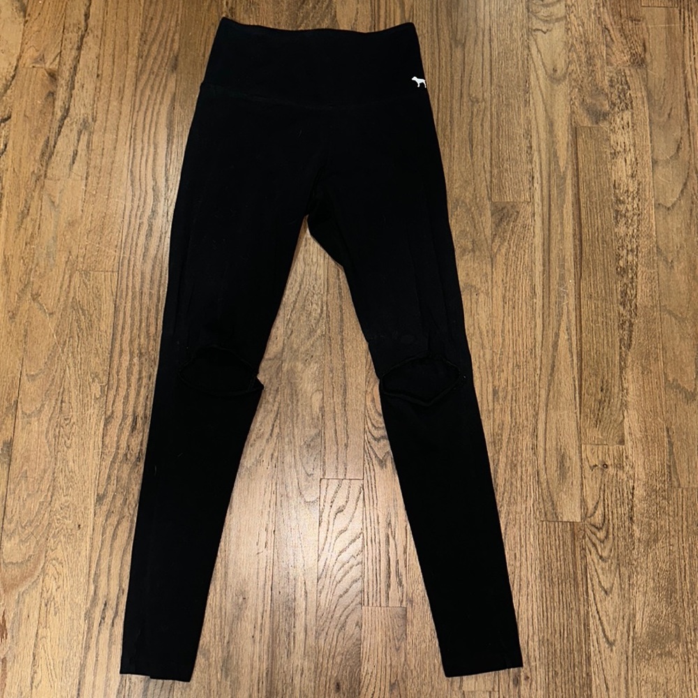 Leggings with cutouts on the knees